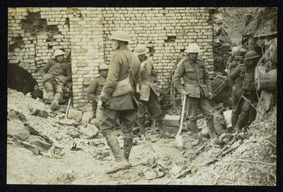 Making new dug-outs on newly captured ground, Bestanddeelnr 158-1064