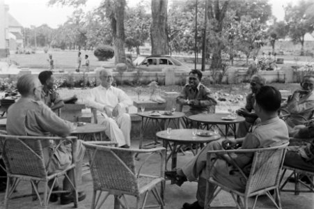 Makassar. Dr. C.P.M. Romme, in licht overhemd, tijdens een pauze op een terras m, Bestanddeelnr 137-3-4