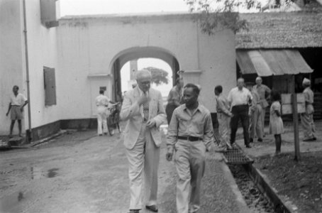 Makassar. Dr. C.P.M. Romme in licht pak, tijdens een bezichtiging van Fort Rotte, Bestanddeelnr 139-3-6