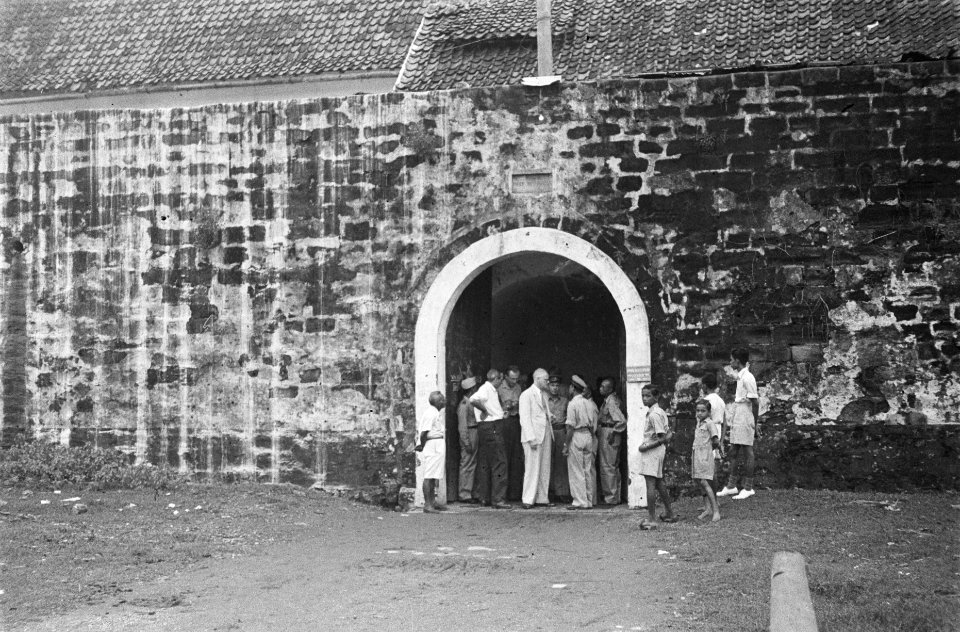 Makassar. Dr. C.P.M. Romme in licht pak, tijdens een bezichtiging van Fort Rotte, Bestanddeelnr 139-4-5