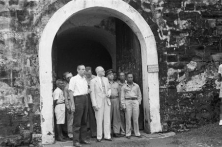 Makassar. Dr. C.P.M. Romme in licht pak, tijdens een bezichtiging van Fort Rotte, Bestanddeelnr 139-4-4