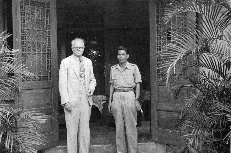 Makassar. Dr. C.P.M. Romme, links, poseert met de burgemeester van Makassar, Abd, Bestanddeelnr 137-4-5