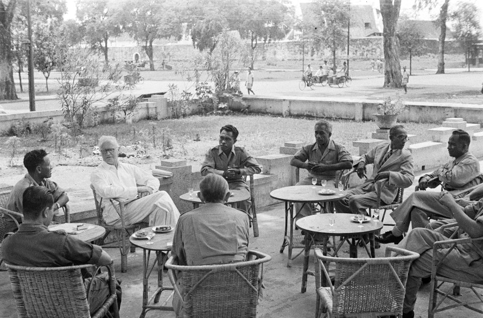 Makassar. Dr. C.P.M. Romme, in licht overhemd, tijdens een pauze op een terras m, Bestanddeelnr 137-3-5