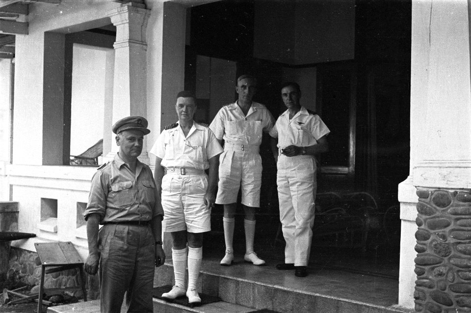Makassar generaal Kruls poseert met drie marine-officieren. Links een kapitei, Bestanddeelnr 5011