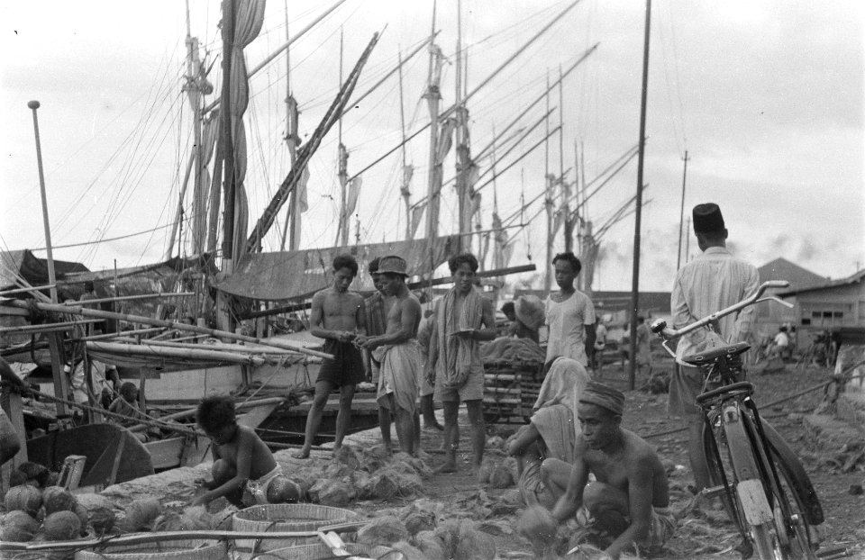 Makassar Bedrijvigheid in de haven van Makassar. Terwijl de zeilprauw wordt gel, Bestanddeelnr 431-1-3