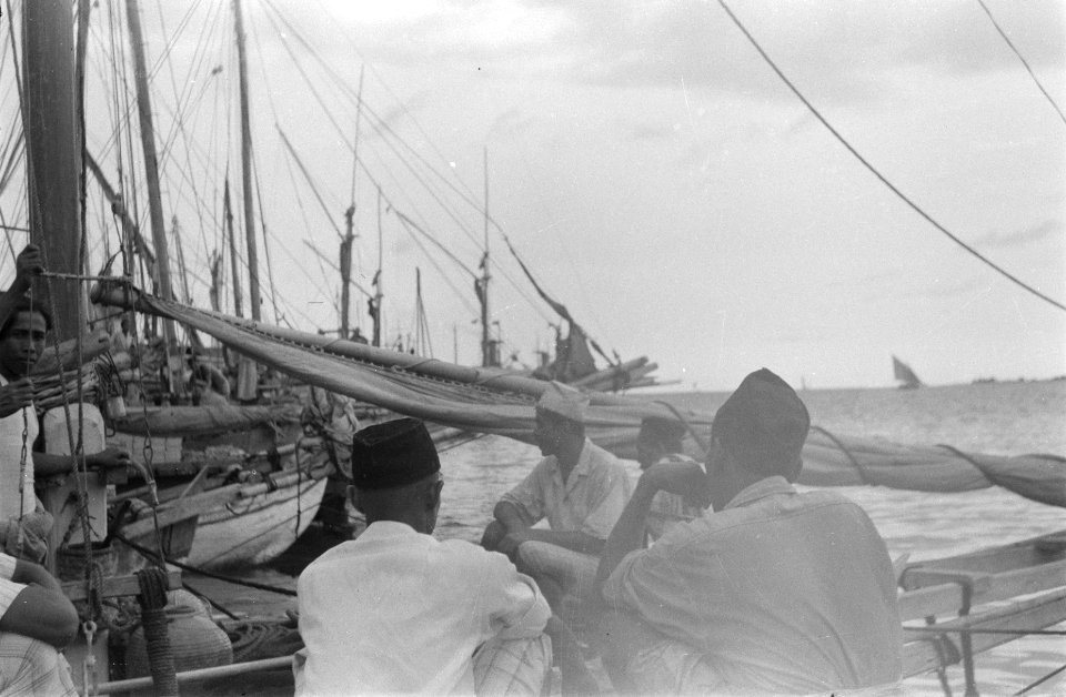 Makassar Bedrijvigheid in de haven van Makassar., Bestanddeelnr 431-1-4