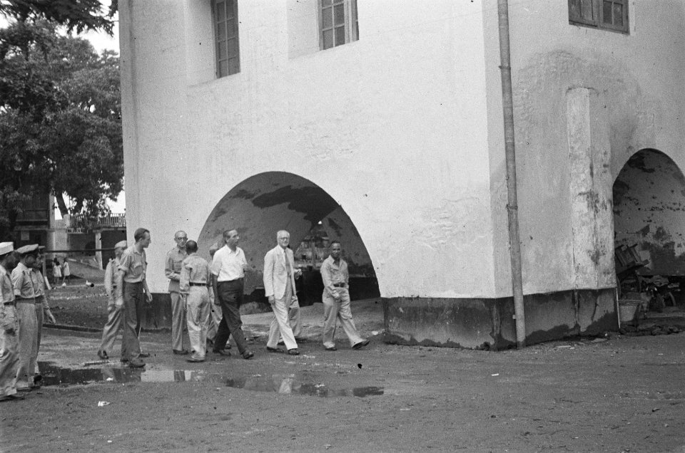 Makassar. Dr. C.P.M. Romme in licht pak, tijdens een bezichtiging van Fort Rotte, Bestanddeelnr 139-4-2