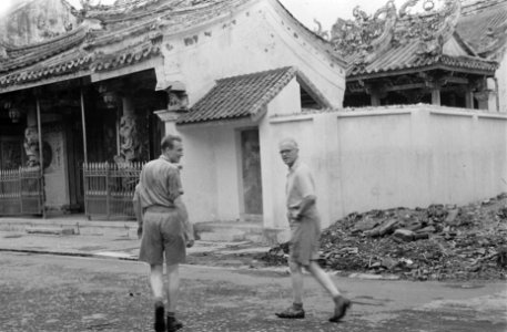 Makassar. Dr. C.P.M. Romme, in licht overhemd, voor een Chinese tempel, Bestanddeelnr 137-4-1