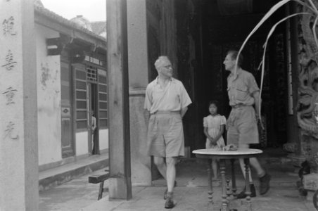 Makassar. Dr. C.P.M. Romme, in licht overhemd, verlaat een Chinese tempel, Bestanddeelnr 137-4-3