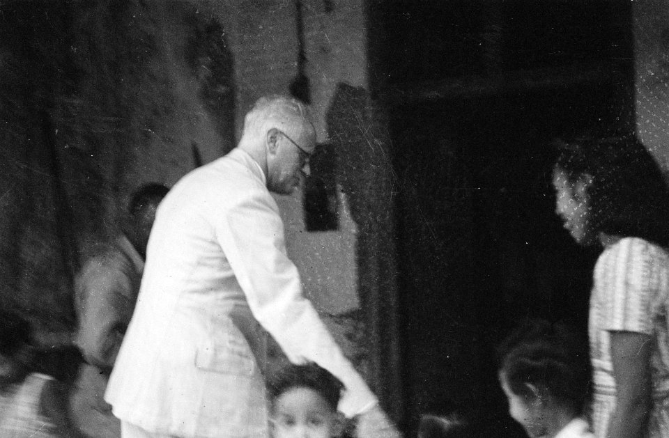 Makassar. Dr. C.P.M. Romme in licht pak, tijdens een bezichtiging van Fort Rotte, Bestanddeelnr 139-4-6