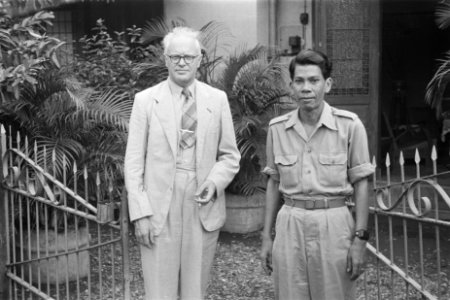 Makassar. Dr. C.P.M. Romme, links, poseert met de burgemeester van Makassar, Abd, Bestanddeelnr 137-5-1