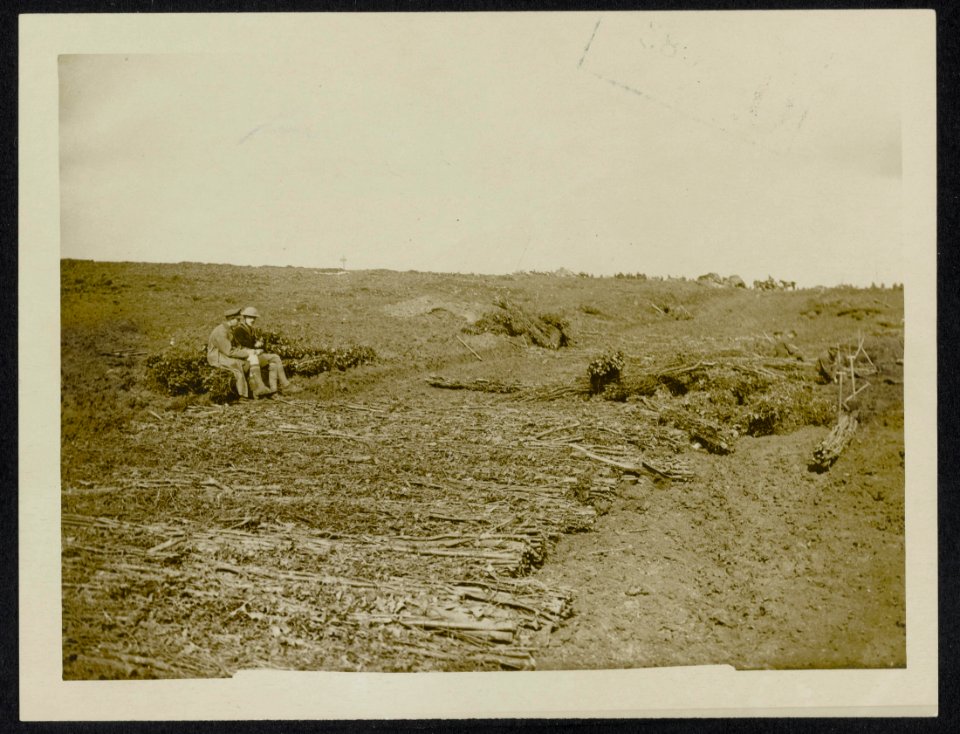 Making a road over captured ground, Bestanddeelnr 158-0973
