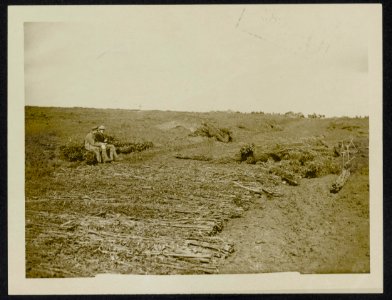 Making a road over captured ground, Bestanddeelnr 158-0973