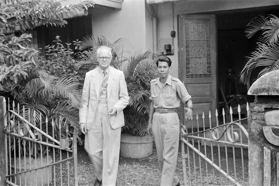 Makassar. Dr. C.P.M. Romme, links, poseert met de burgemeester van Makassar, Abd, Bestanddeelnr 137-4-6