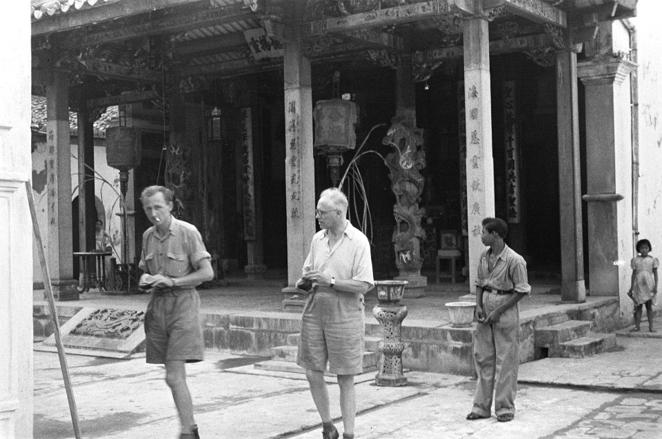 Makassar. Dr. C.P.M. Romme, in licht overhemd, voor een Chinese tempel, Bestanddeelnr 137-4-4