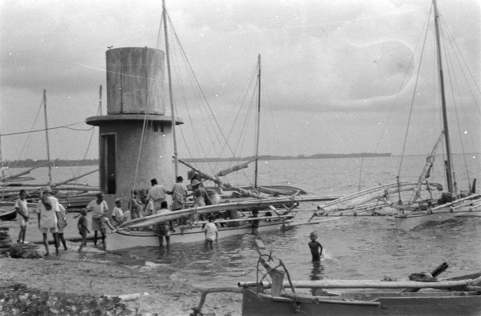 Makassar. Een zeilprauw meert aan in de oude vissershaven van Makassar, Bestanddeelnr 431-5-2