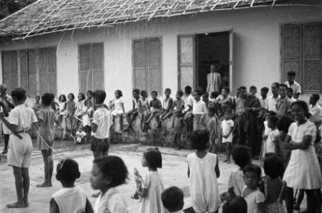 Makassar. Dr. C.P.M. Romme in licht pak, tijdens een bezichtiging van Fort Rotte, Bestanddeelnr 139-5-4