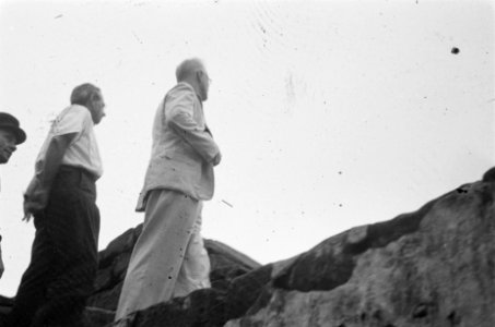 Makassar. Dr. C.P.M. Romme in licht pak, tijdens een bezichtiging van Fort Rotte, Bestanddeelnr 139-5-2
