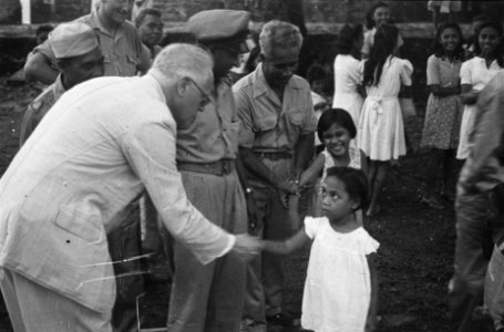 Makassar. Dr. C.P.M. Romme in licht pak, tijdens een bezichtiging van Fort Rotte, Bestanddeelnr 139-5-6