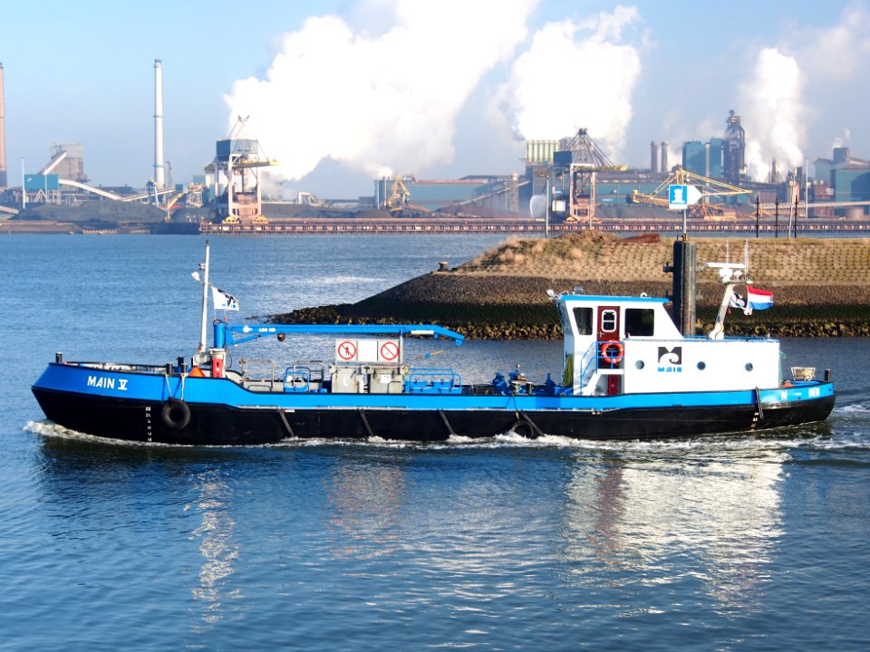 Main V ENI 02327365 at IJmuiden, Port of AMsterdam pic2