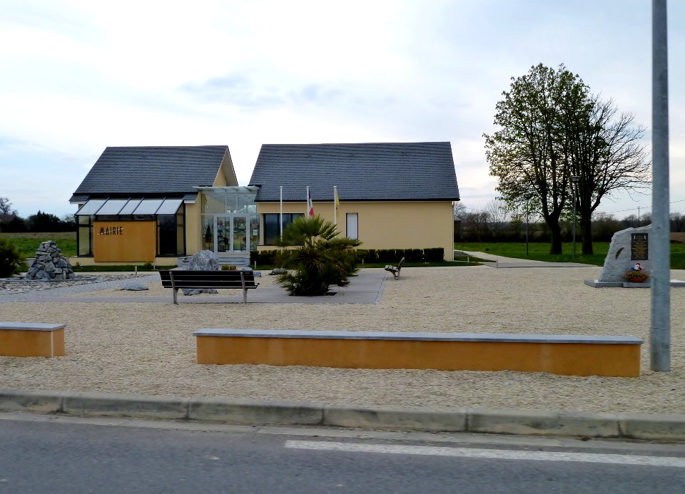 Mairie et monument aux morts d'Auriac (Pyrénées-Atlantiques)