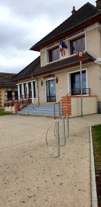 Mairie et arceaux vélo à Vendat