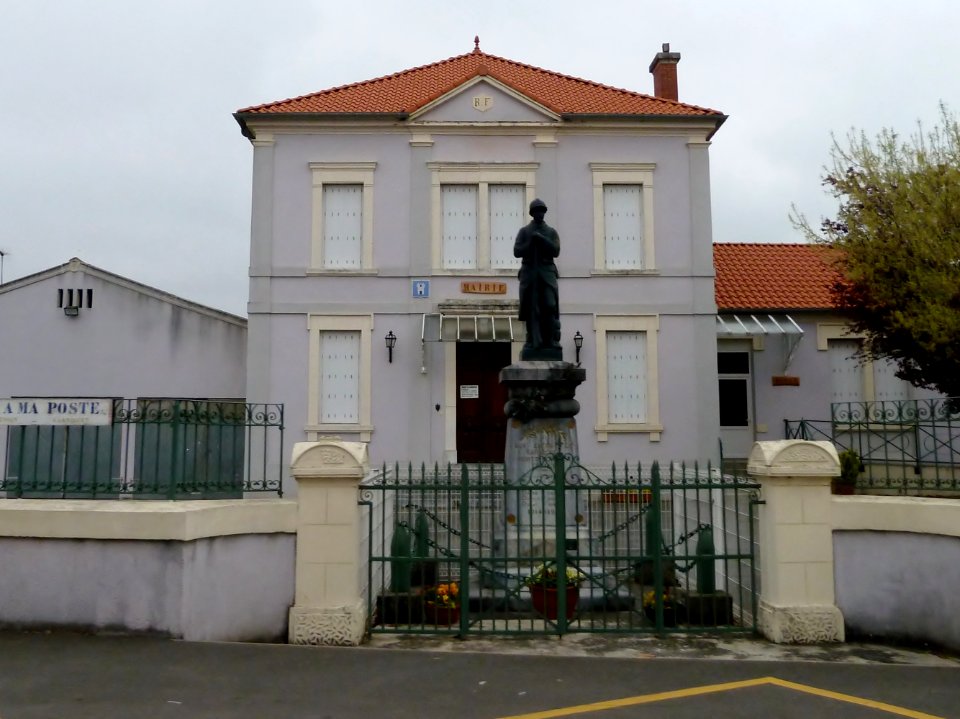 Mairie et monument aux morts de Sarniguet