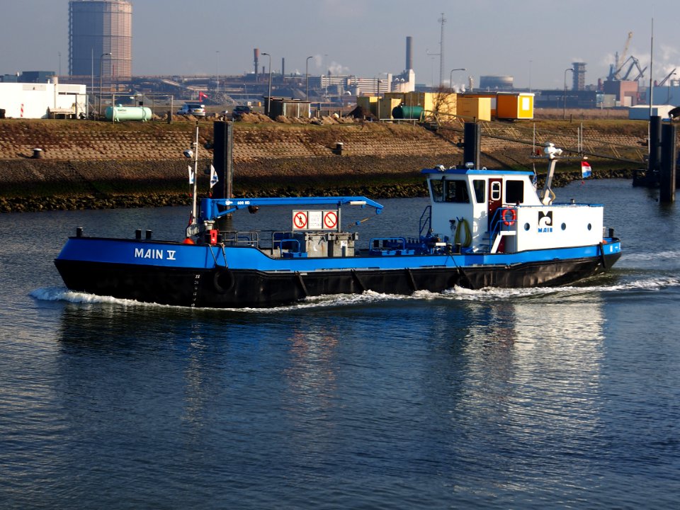 Main V ENI 02327365 at IJmuiden, Port of AMsterdam pic1