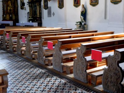 Mainburg, Salvatorkirche, gesperrte Bankreihen, 1