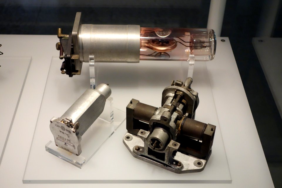 Magnetron M312 (top) and M60 with casing (bottom) - National Museum of Nature and Science, Tokyo - DSC07341