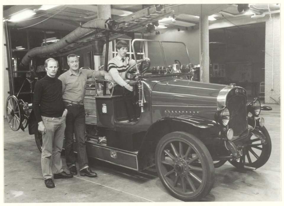 Magirus brandspuit uit 1924 met vrijwilligers die het voertuig hebben opgeknapt. NL-HlmNHA 54016580