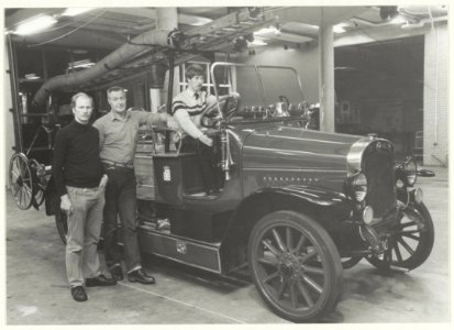 Magirus brandspuit uit 1924 met vrijwilligers die het voertuig hebben opgeknapt. NL-HlmNHA 54016580