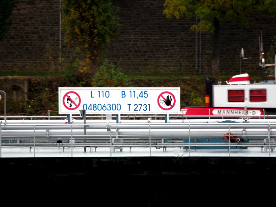 Maintal ENI 04806300 on the Rhine river at Koblenz, pic3
