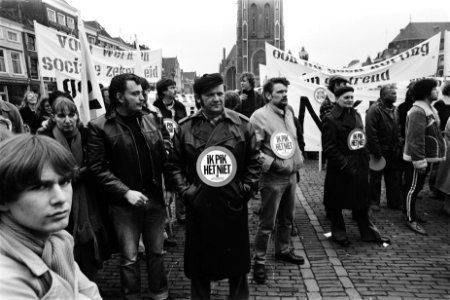 Manifestatie in Delft georganiseerd door FNV tegen onder meer de loonmaatregel , Bestanddeelnr 930-6904