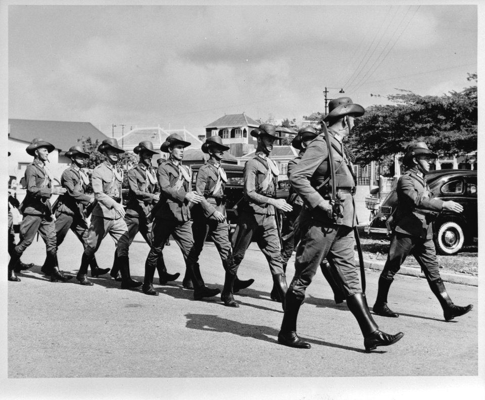 Marcherende KNIL-militairen (militaire politie-eenheid) op Curaçao, Bestanddeelnr 935-1180