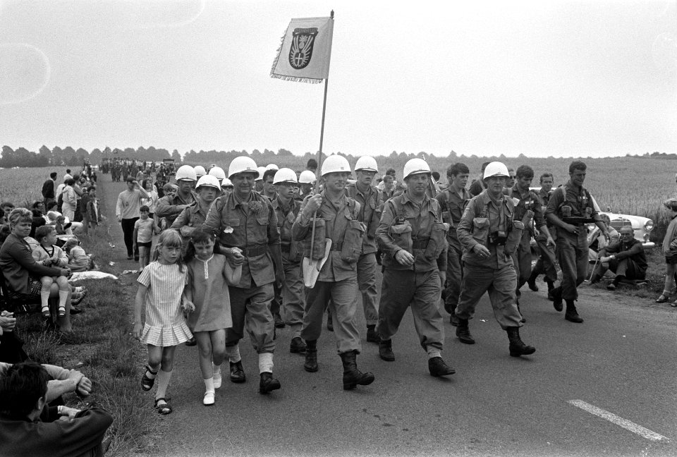 Marcherende militairen, Bestanddeelnr 922-6404