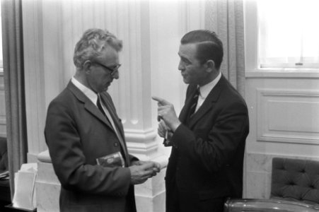 Marcus Bakker (CPN) en minister M.L. (Mauk) de Brauw (r) (DS70), Bestanddeelnr 925-7049