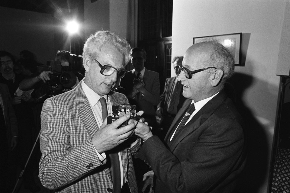 Marcus Bakker (CPN, links) met Joop Wolff (CPN), Bestanddeelnr 931-7976
