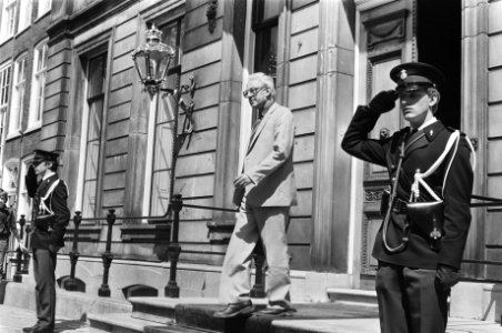 Marcus Bakker (CPN) verlaat Paleis Lange Voorhout, Bestanddeelnr 932-1598