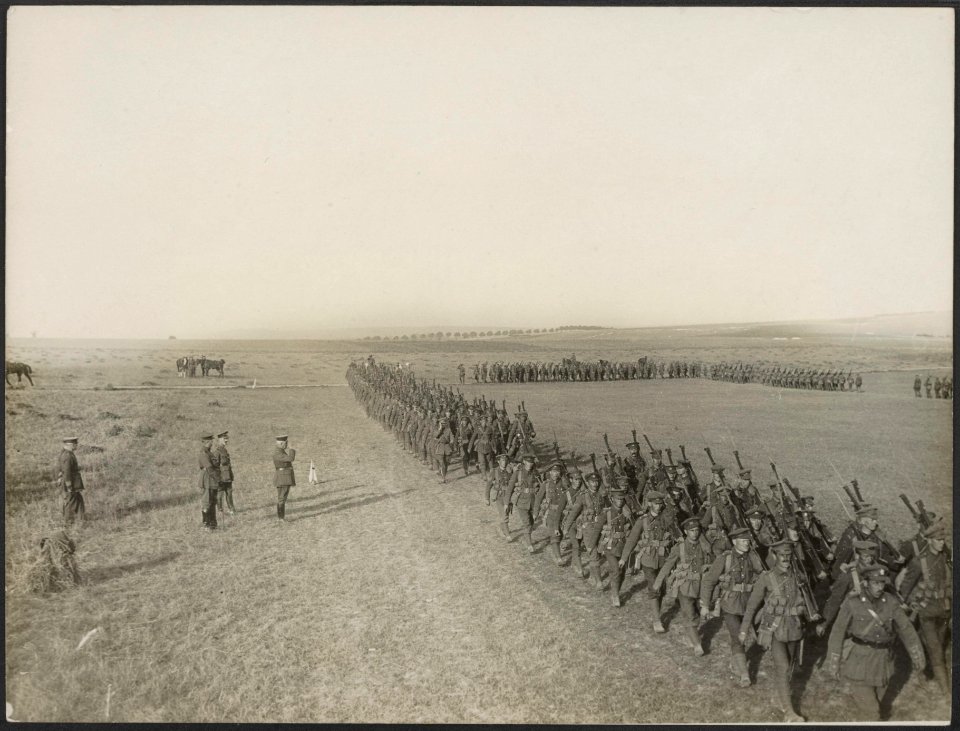 March past of the 1st Canadian Infantry Batt., in France. Major General Sir Sam , Bestanddeelnr 158-2811
