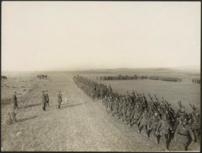 March past of the 1st Canadian Infantry Batt., in France. Major General Sir Sam , Bestanddeelnr 158-2811