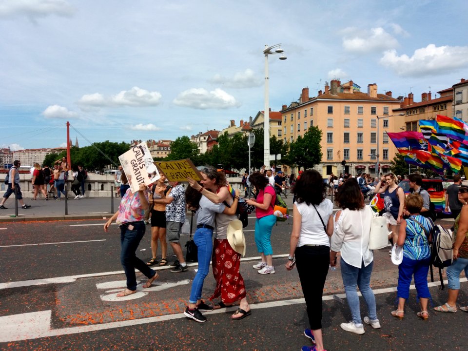 Marche des Fiertés 2018 à Lyon - Pont Bonaparte - Cortège - Câlins gratuits 2
