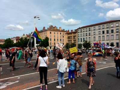 Marche des Fiertés 2018 à Lyon - Pont Bonaparte - Cortège - Câlins gratuits
