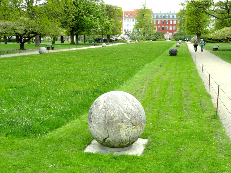 Marble ball - Kongens Have - Copenhagen - DSC07899