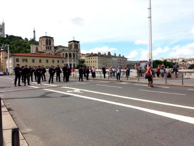 Marche des Fiertés 2018 à Lyon - Pont Bonaparte - CRS en attente du cortège
