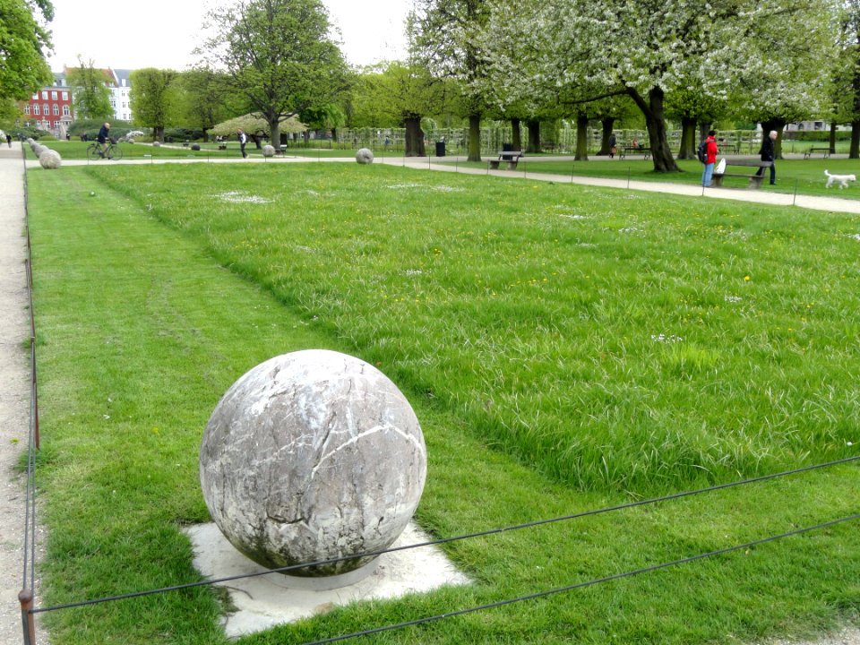 Marble ball - Kongens Have - Copenhagen - DSC07891