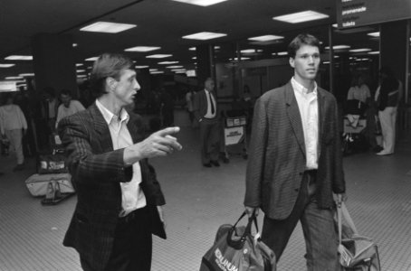 Marco van Basten op Schiphol met Johan Cruijff (l), Bestanddeelnr 934-0692