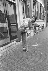 Marco van Basten verlaat ziekenhuis op krukken, Bestanddeelnr 934-1381