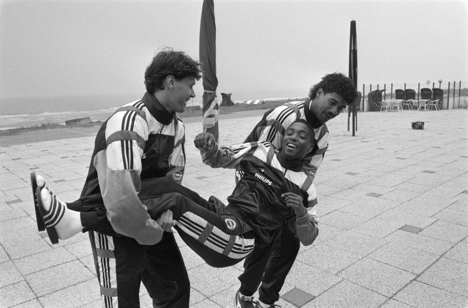 Marco van Basten (links) en Frank Rijkaard tillen Brian Roy op, Bestanddeelnr 934-4426