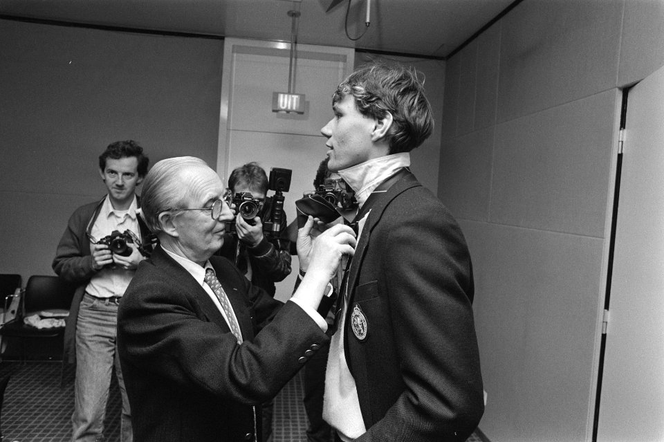 Marco van Basten krijgt een nieuwe stropdas om, Bestanddeelnr 932-7276